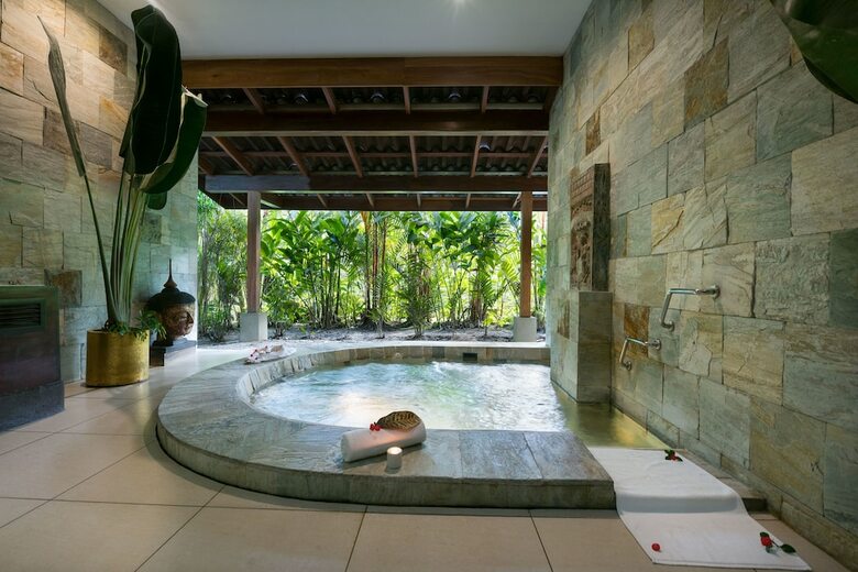 Hotel The Royal Corin Resort & Loto Spa