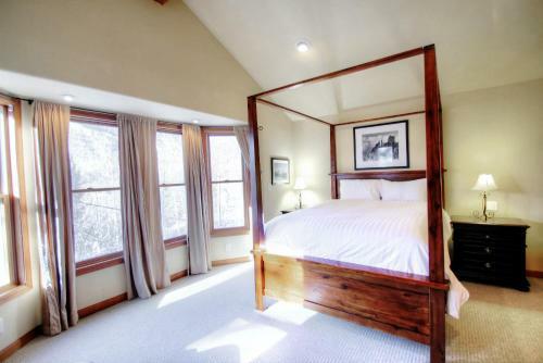 1717 Geneva Drive W Townhouse