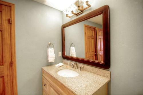 1717 Geneva Drive W Townhouse
