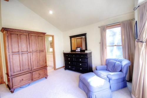 1717 Geneva Drive W Townhouse