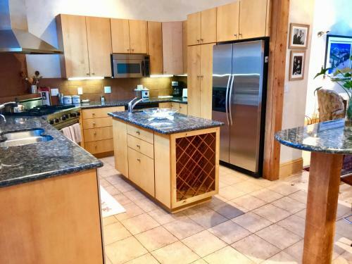 Beautiful Creekside East Vail Home. Close To Shuttle Stop.