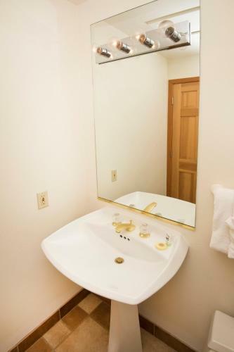 Spacious And Beautiful Home In East Vail