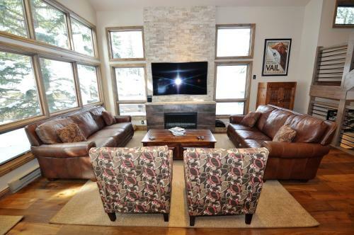 Gorgeous Spacious 4 Bedroom Townhome W/ Garage