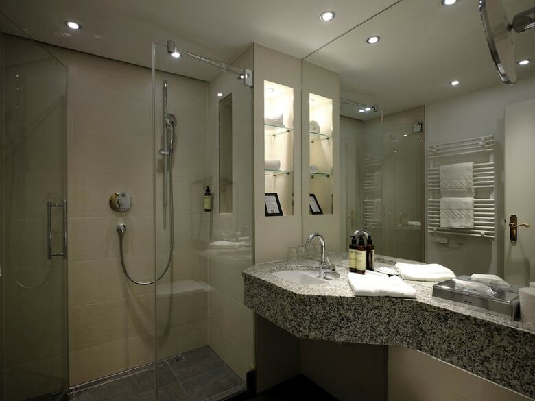Hotel NH Carlton