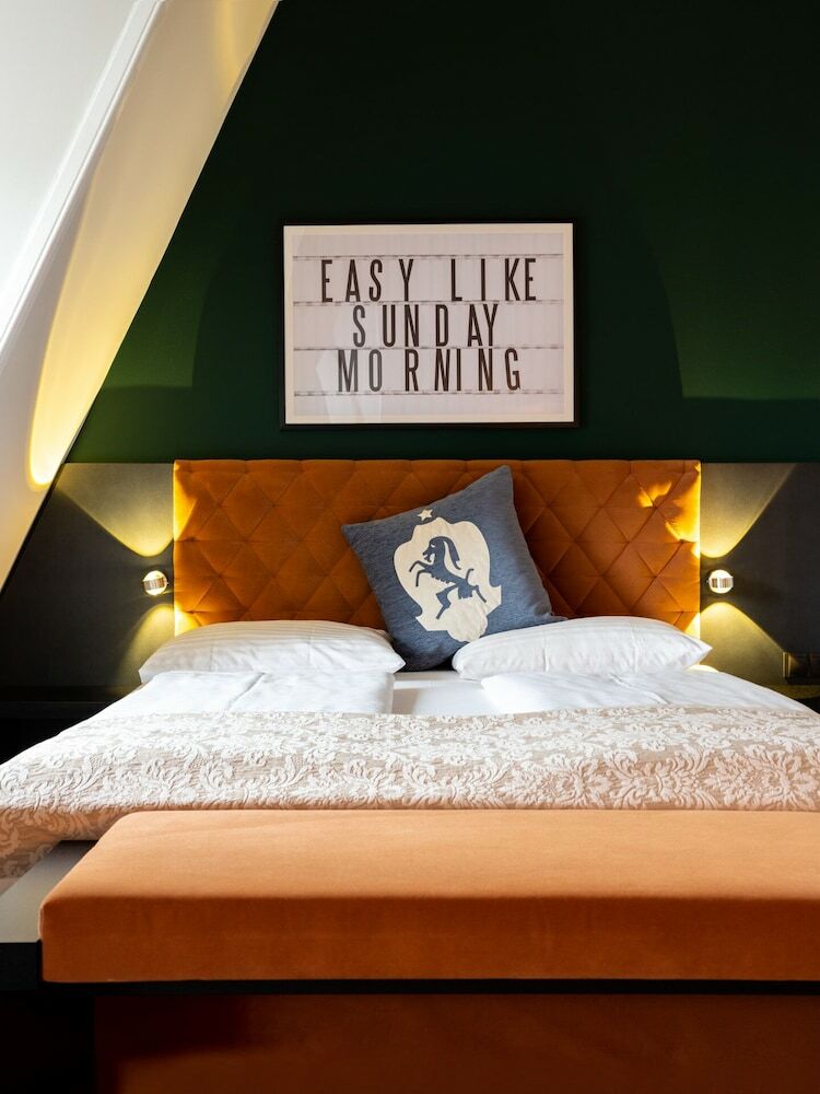 Hotel NH Carlton