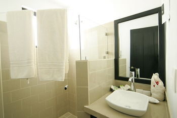 Shana Hotel & Residence