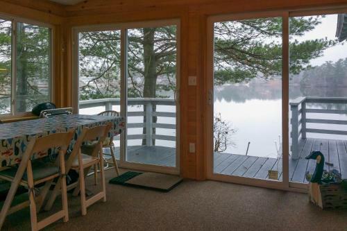 Camp Out Cottage On White Island Pond