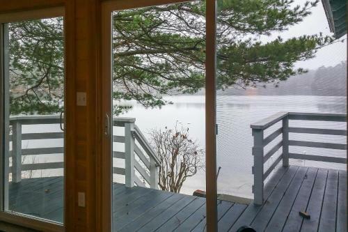 Camp Out Cottage On White Island Pond