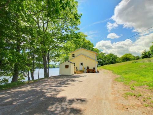 Damariscotta Lakefront Retreat