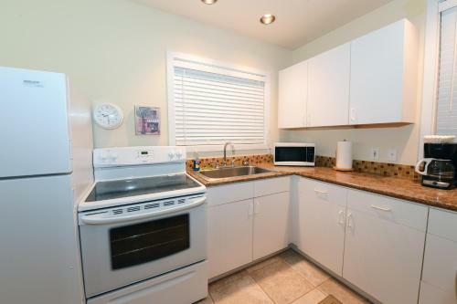 Lodge Waimanalo Beach Cottages