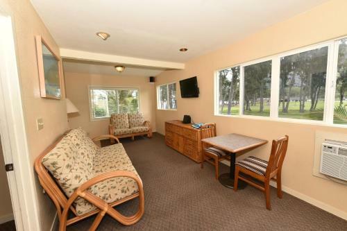 Lodge Waimanalo Beach Cottages