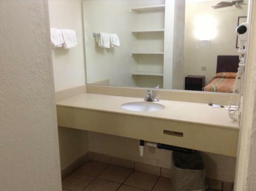 Motel American Inn & Suites