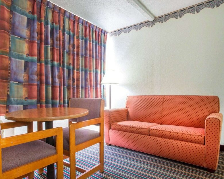 Hotel Stone Mountain Inn & Suites