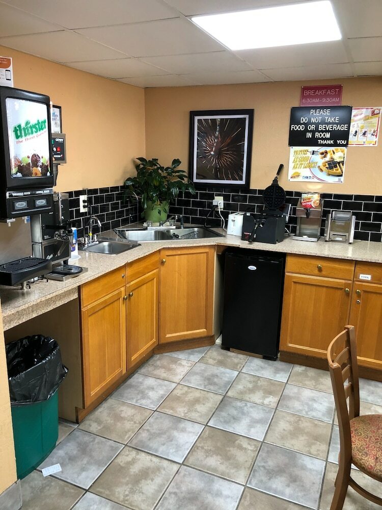 Hotel Stone Mountain Inn & Suites