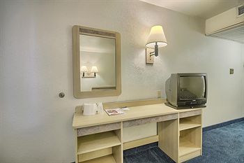 Motel 6 Columbus East