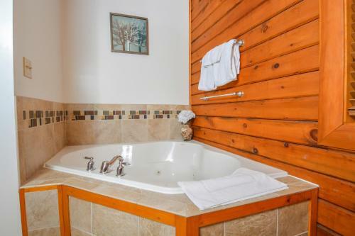 Pinnacle Retreat Five-bedroom Holiday Home