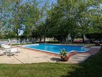 Village Latch Inn Hotel