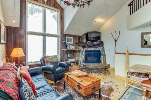 Double Diamond Ski-in/ski-out Chalet