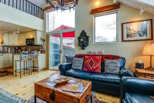Double Diamond Ski-in/ski-out Chalet