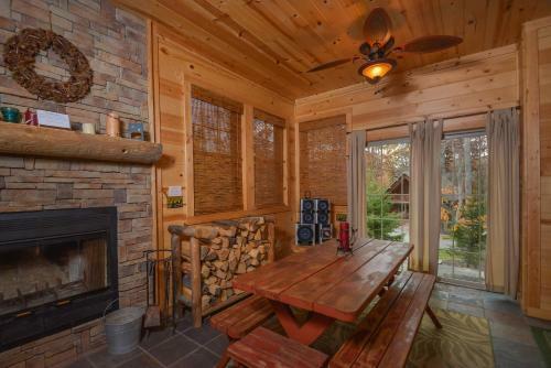 Grin Inn Bear It Three-bedroom Holiday Home