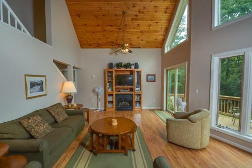 Mountain Meadow Five-bedroom Holiday Home