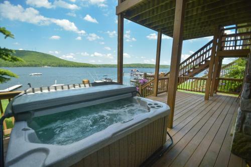 Crystal Lake Five-bedroom Holiday Home