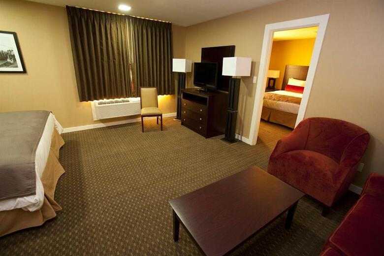 Hotel Celilo Inn