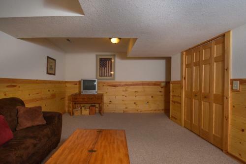 Dan's Mountain Three-bedroom Holiday Home