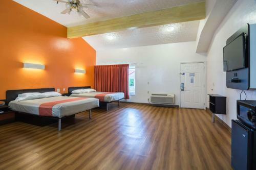 Motel 6 Globe