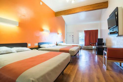Motel 6 Globe