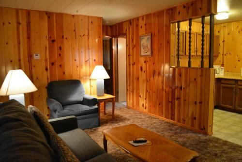 Lodge Whispering Pines Resort