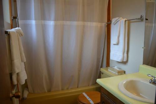 Lodge Whispering Pines Resort