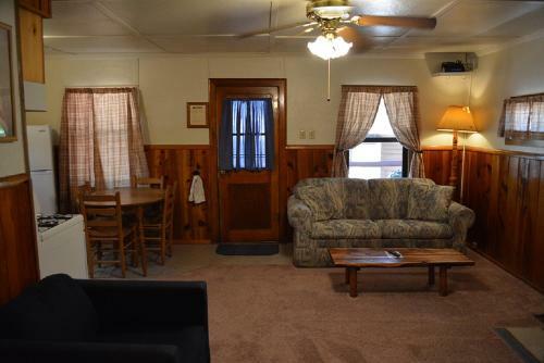 Lodge Whispering Pines Resort