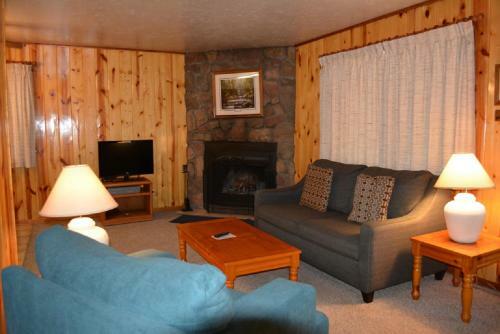 Lodge Whispering Pines Resort