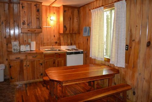 Lodge Whispering Pines Resort