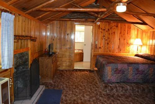 Lodge Whispering Pines Resort