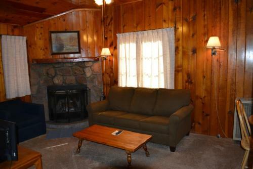 Lodge Whispering Pines Resort