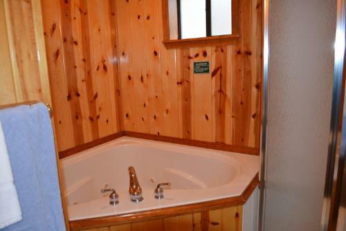 Lodge Whispering Pines Resort