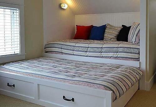 Rainbows End Four-bedroom Home