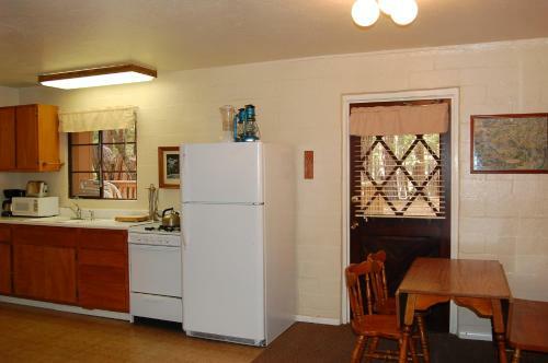3 Bassett Cedar Rock Cabin II