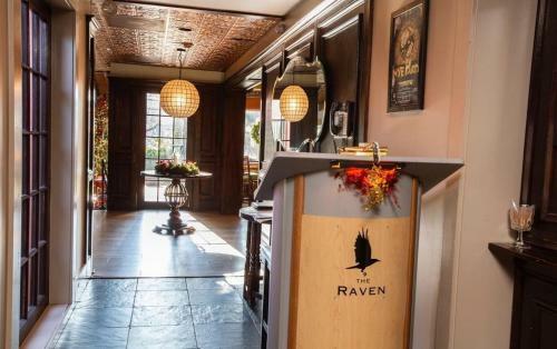 Hotel The Raven Resort