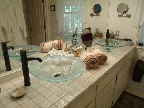 Bed & Breakfast Inn To The Woods