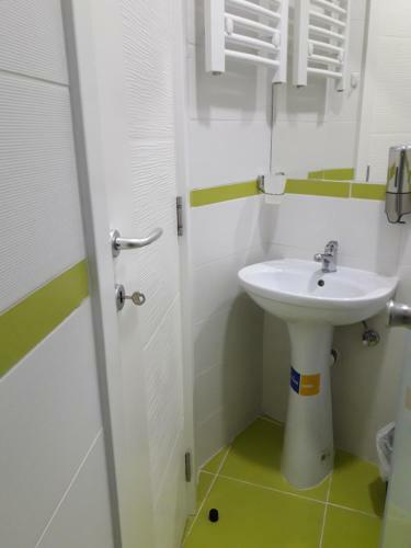 Hostal M&c - Modern Rooms