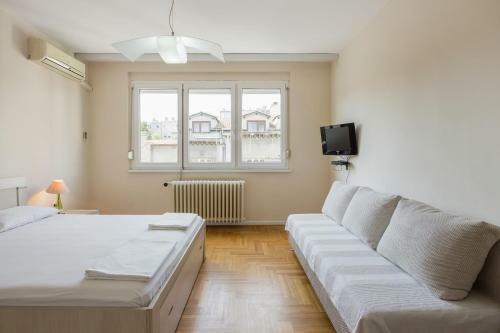 Apartment Politika