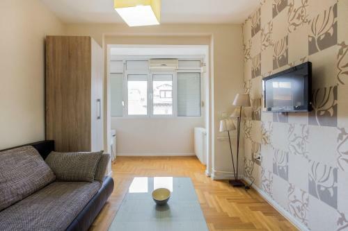 Apartment Politika