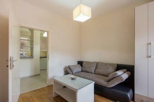 Apartment Politika