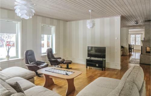 Five-bedroom Holiday Home In Tranas