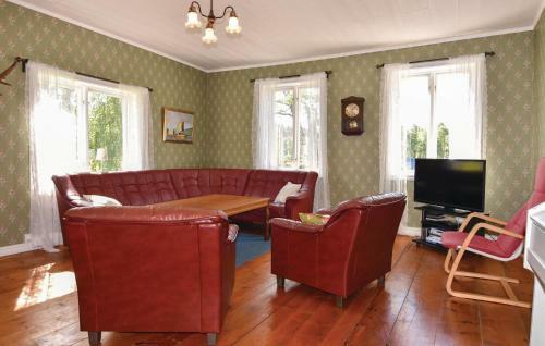 Six-bedroom Holiday Home In Hogsater