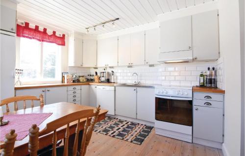 Three-bedroom Holiday Home In Hedekas