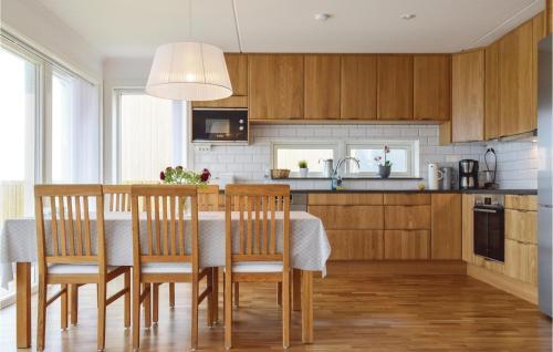 Two-bedroom Apartment In Ronnang